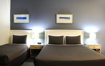 Others 4, Hamilton Motor Inn, Hamilton