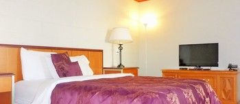 Others 4, Motel Bellefeuille, Francheville