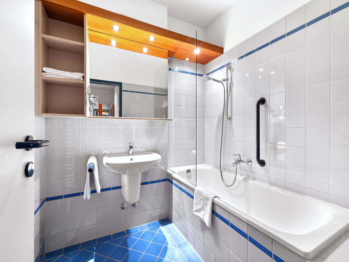 Bathroom 4, B&B HOTEL Linz City-Ost, Linz