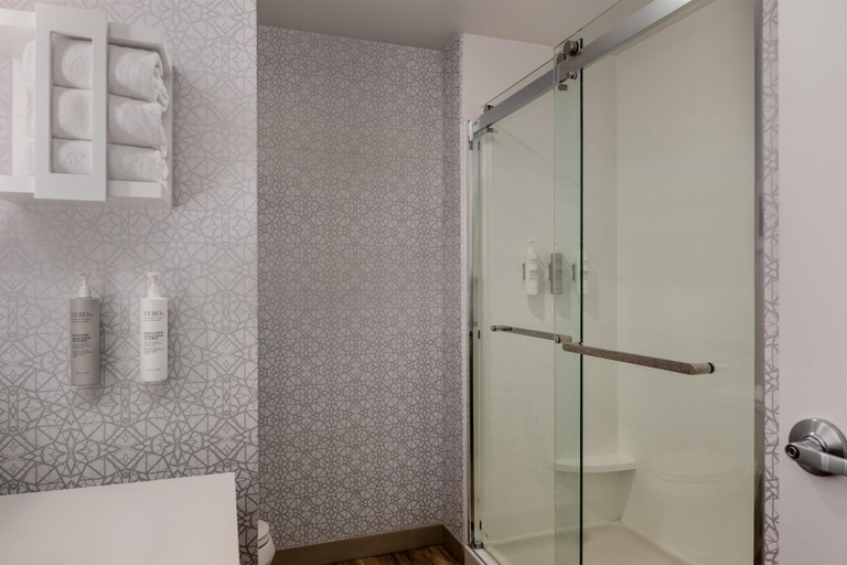 Bathroom 3, Hampton Inn & Suites West Bend, Washington
