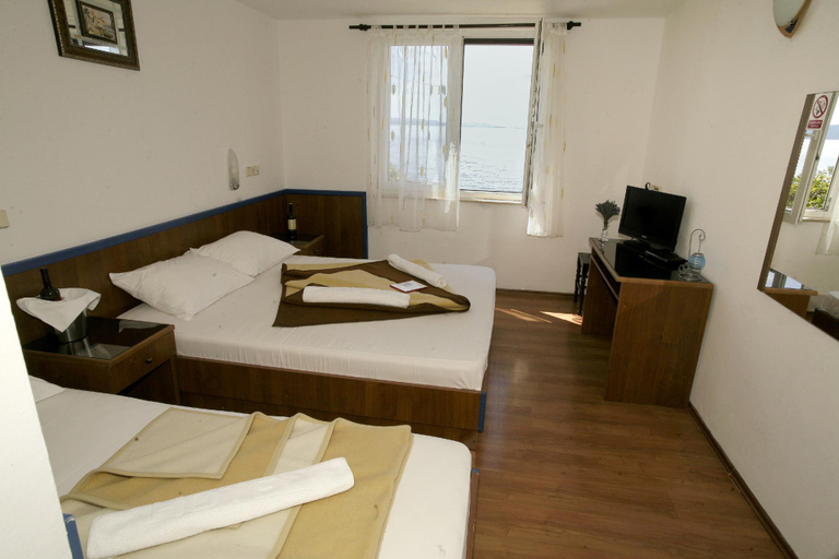 Bedroom 2, Beach Hotel Plaza Drasnice - Makarska Riviera, Podgora