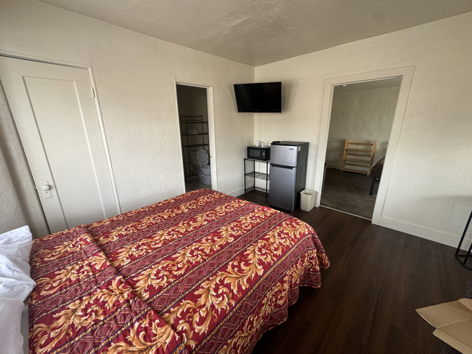 Bedroom 2, The Oaks Motel, Santa Clara