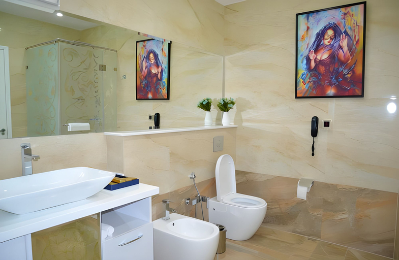 Bathroom 5, Mariana Trench, Baku