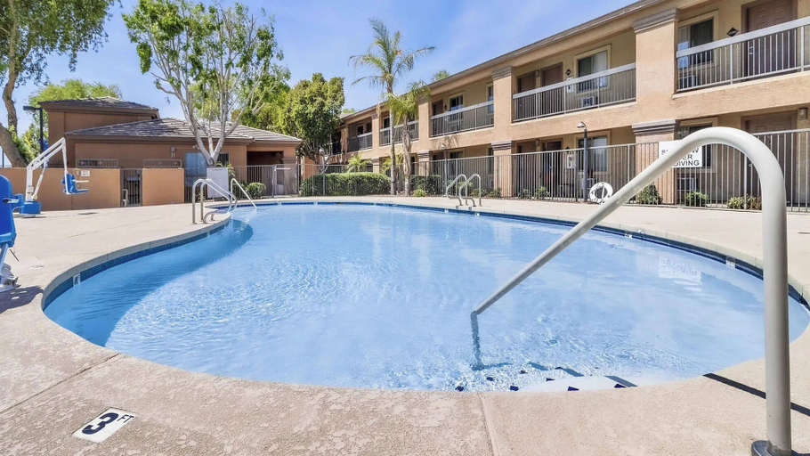 Pool 5, Desert Studio Fast WiFi Gym & Kitchen, Maricopa