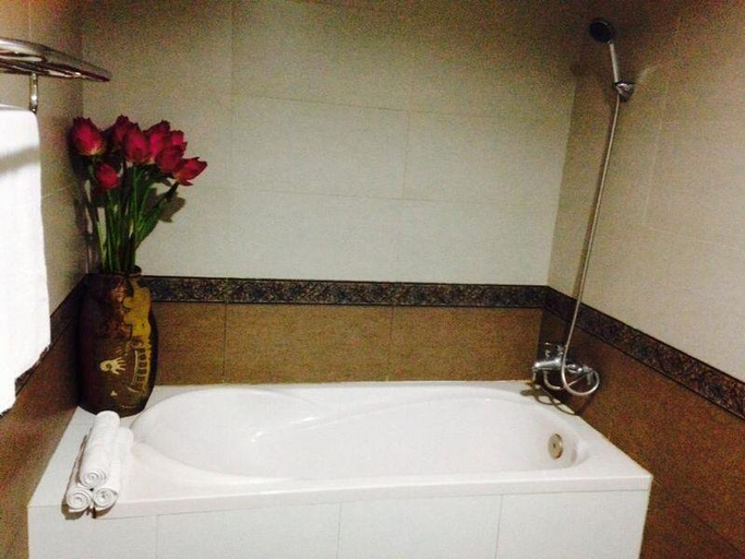 Bathroom, The Grand Hotel, Từ Sơn