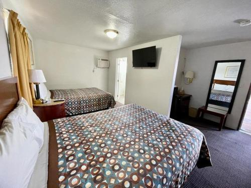Others 4, Desert Inn, Kern
