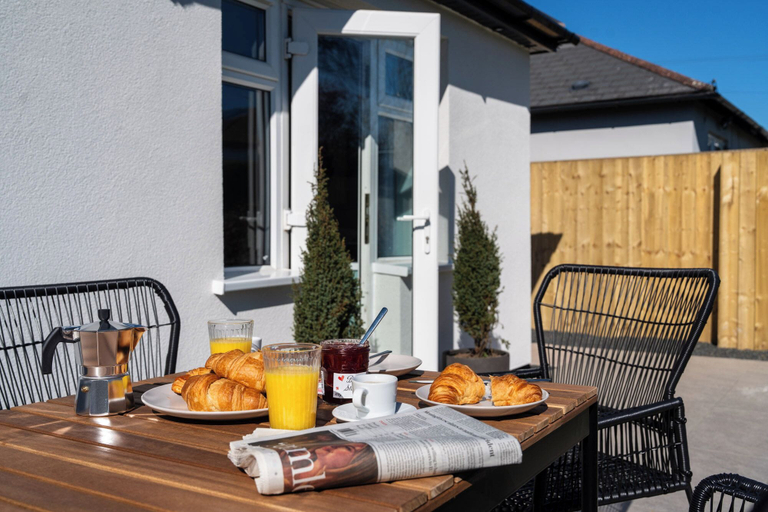 Outdoor dining 3, Woodstock - 3 Bed Luxury Bungalow House, Worcestershire