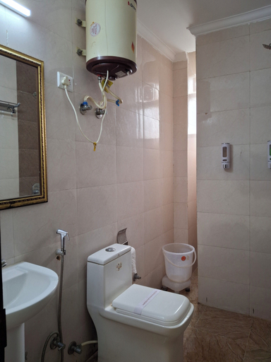 Bathroom 4, Mayda Residency By Mayda Hospitality Pvt. Ltd., Delhi