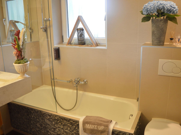 Bathroom 3, Hotel Jägerhof, Schwaz