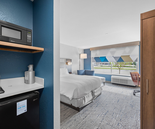 Bedroom 5, Holiday Inn Express & Suites MARINETTE by IHG, Marinette