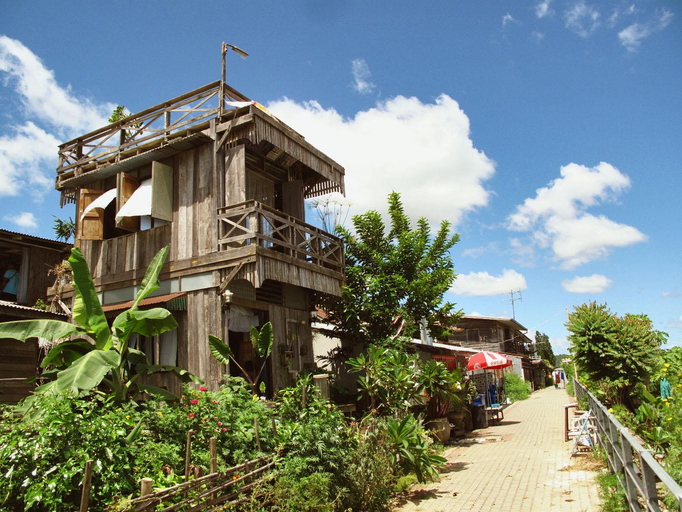 Exterior & Views
