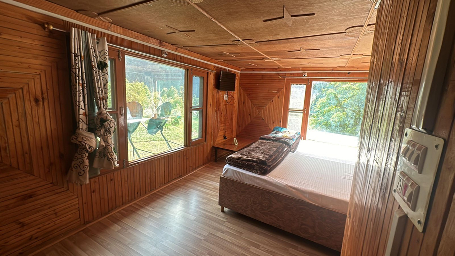 Bedroom 5, Top Hill Cottage, Anantnag