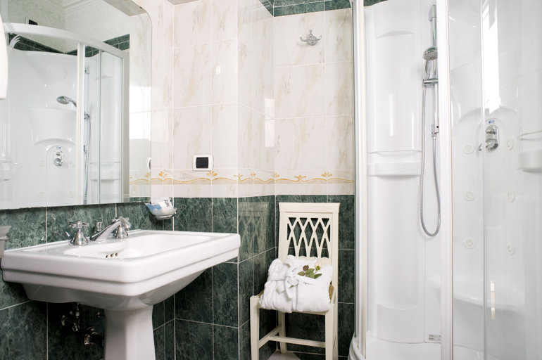 Bathroom, Upper View Suite, Rome