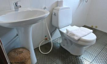 Bathroom 5, Lankham Riverside Hotel, Chomphet