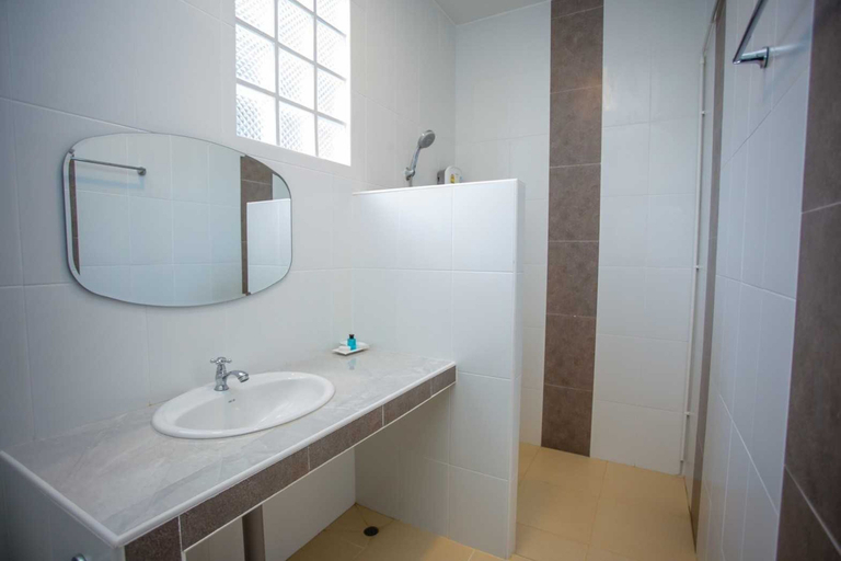 Bathroom, Nakarin Hotel, Muang Amnat Charoen