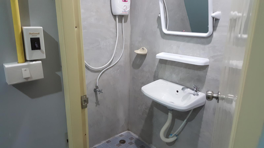 Bathroom, Mon Indy Guesthouse, Sangkhla Buri