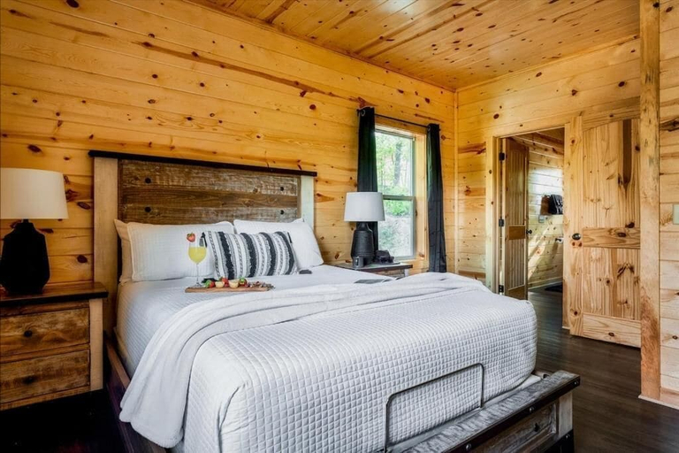 Room 1, Smokies Sanctuary, Sevier