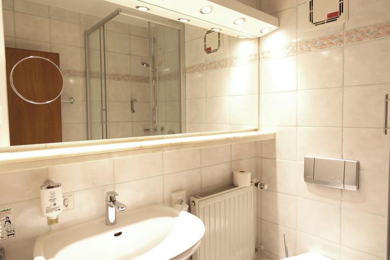 Bathroom 2, Vivotel Buerer Hof, Gelsenkirchen