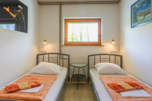 Others 3, ROOMS JANI, Bled