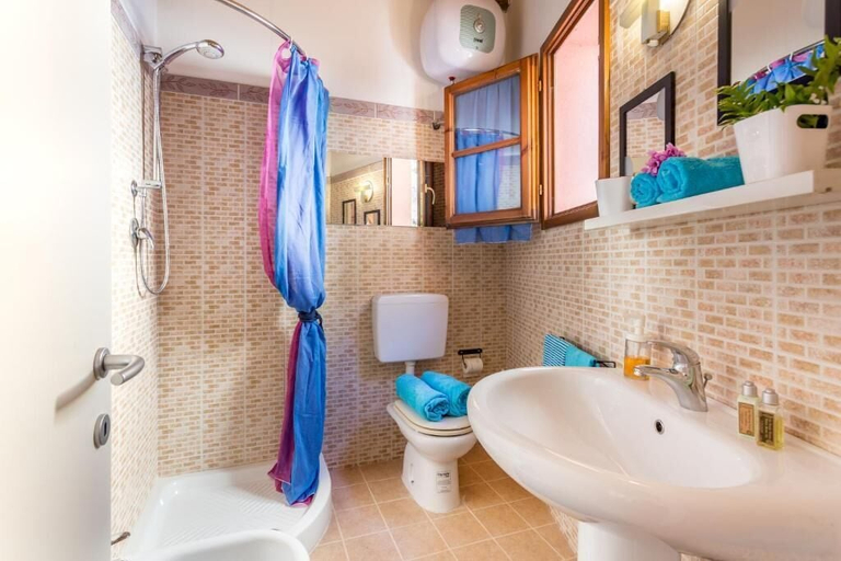 Bathroom 3, Casa dei Ciliegi, Lucca
