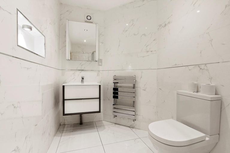 Bathroom 4, Hyde Park Rooms and Apartments, London