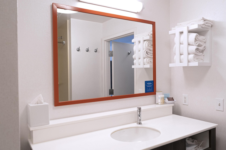 Bathroom 5, Hampton Inn & Suites Seal Beach, Orange