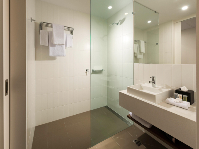 Bathroom 4, ibis Brisbane Airport Hotel, Pinkenba-Eagle Farm