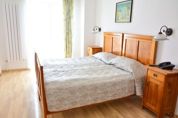 Others 4, Hotel Senator, Timisoara
