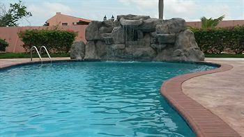 Pool 4, Sasaki Apartments