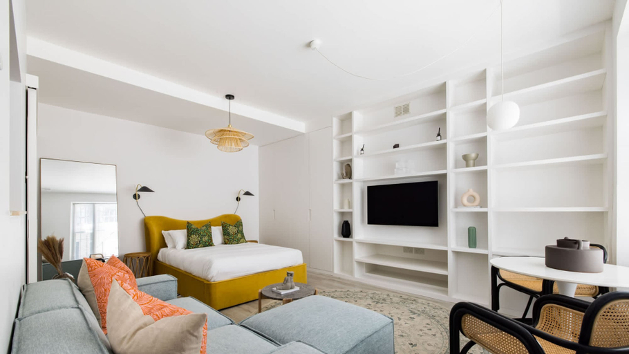 Others 3, Light-filled Studio With AC - Earl s Court, London