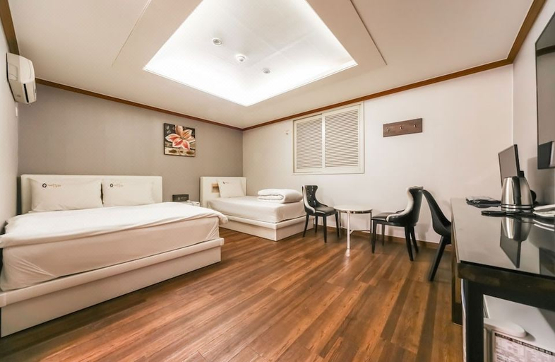 Bedroom 2, Yeungnam University Autumn Tale, Dong