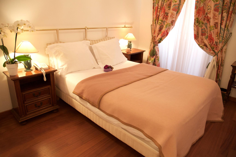 Bedroom, Grand Hotel des Ambassadeurs, Alpes-Maritimes