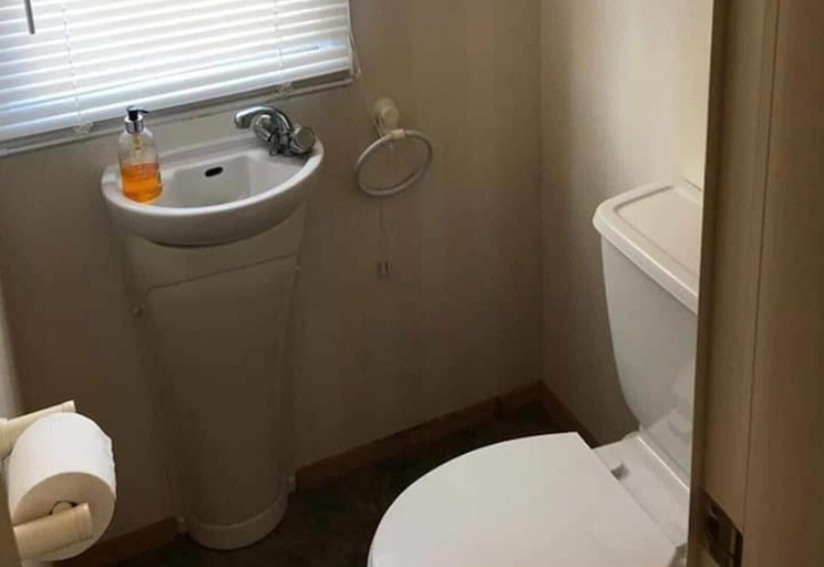 Bathroom 2, 14 South Happy Days - Sleeps 6 Pet Free Caravan, Lincolnshire