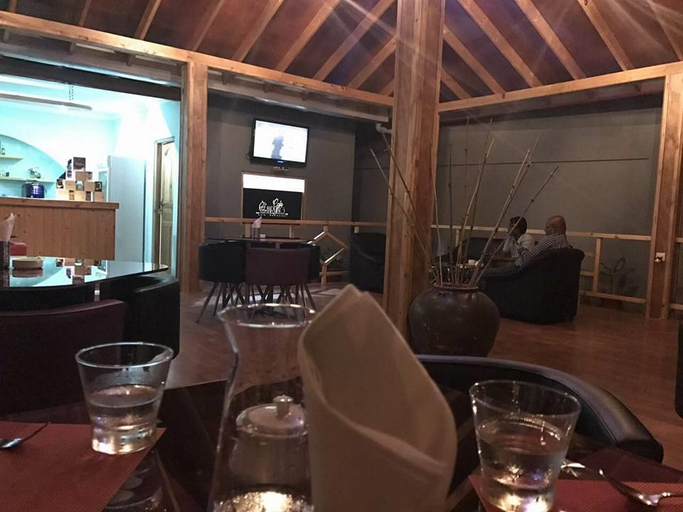 Food & Drinks 3, Charming Holiday Lodge