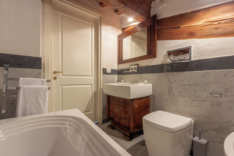 Bathroom 3, Elegant Duomo apartment, Florence