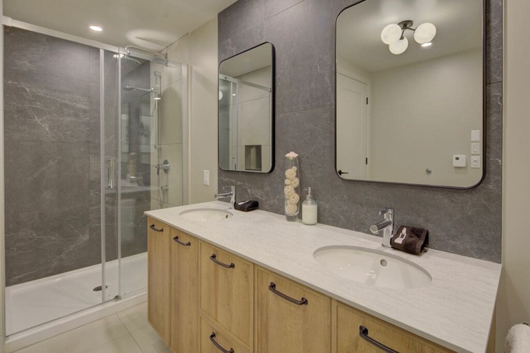 Bathroom 5, La Pinsonniere, Charlevoix-Est