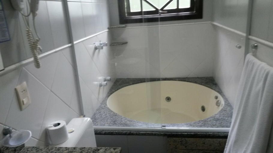 Bathroom, Alameda Paradiso, Gramado