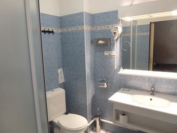 Bathroom 3, Hotel Restaurant Le Commerce, Bouches-du-Rhône
