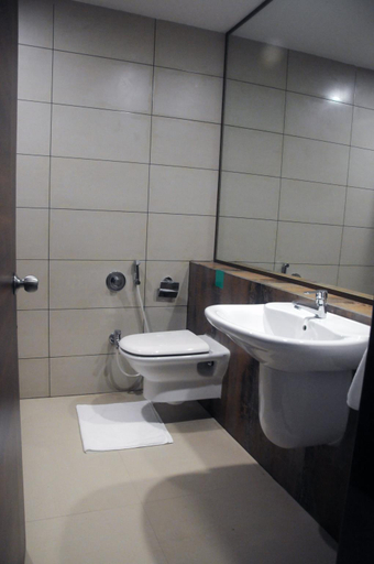 Bathroom 3, Hotel 3 Leaves, Kolhapur