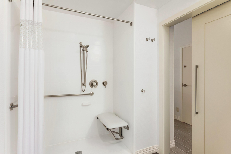 Bathroom 4, Hampton Inn Colchester, Chittenden
