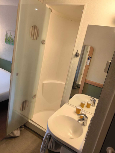 Bathroom 5, Ibis Budget Lons-Le-Saunier, Jura