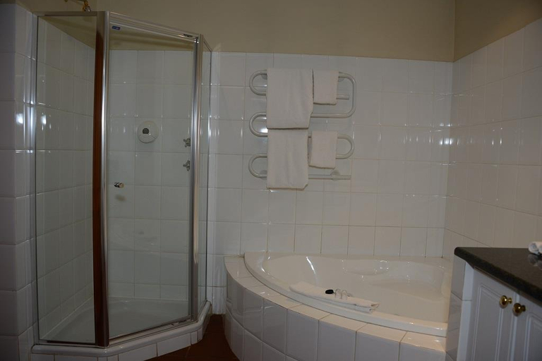 Bathroom 5, Budmarsh Country Lodge, West Rand