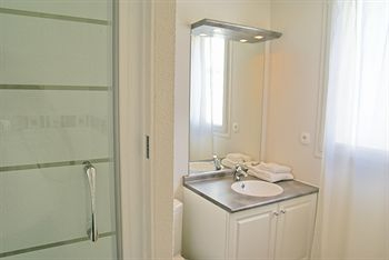 Bathroom 2, Appart Hôtel Le Liberté, Morbihan