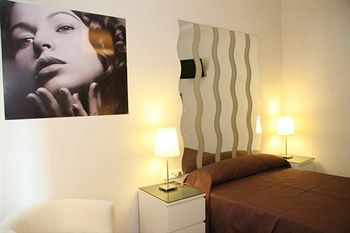 Others 5, Room Pride, Madrid