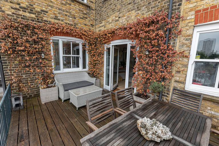Others 5, Stylish 2-bed flat with terrace near Battersea Park, London
