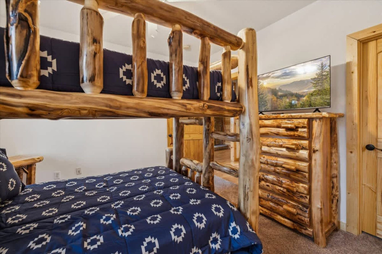 Room 5, Hawks Nest Cabin by Beyond Expectations With Hot Tub, Sevier