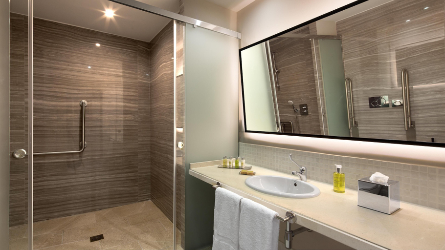 Bathroom 5, DoubleTree by Hilton Islantilla Beach Golf Resort, Huelva