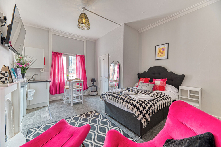Room 3, Chester Heights by Guestz, Cheshire West and Chester