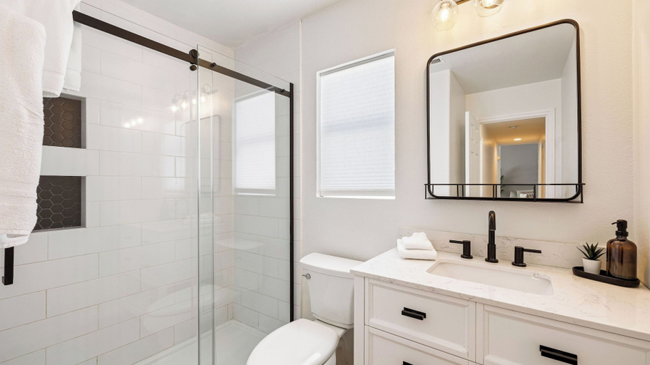 Bathroom 4, Montego by Avantstay Private Yard w/ Pool & Hot Tub, Riverside