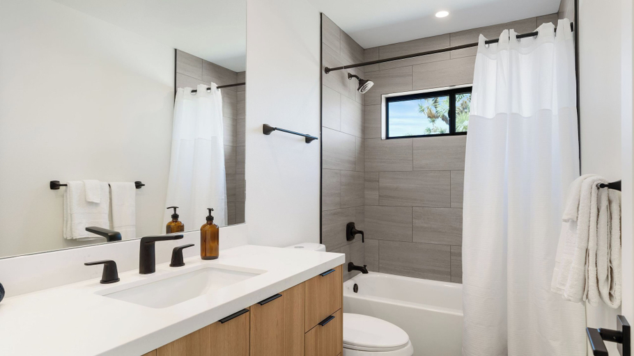 Bathroom, Bocce, Pool+spa, Game Room, Firepit Modern Oasis Yucca Haven by Avantstay, San Bernardino